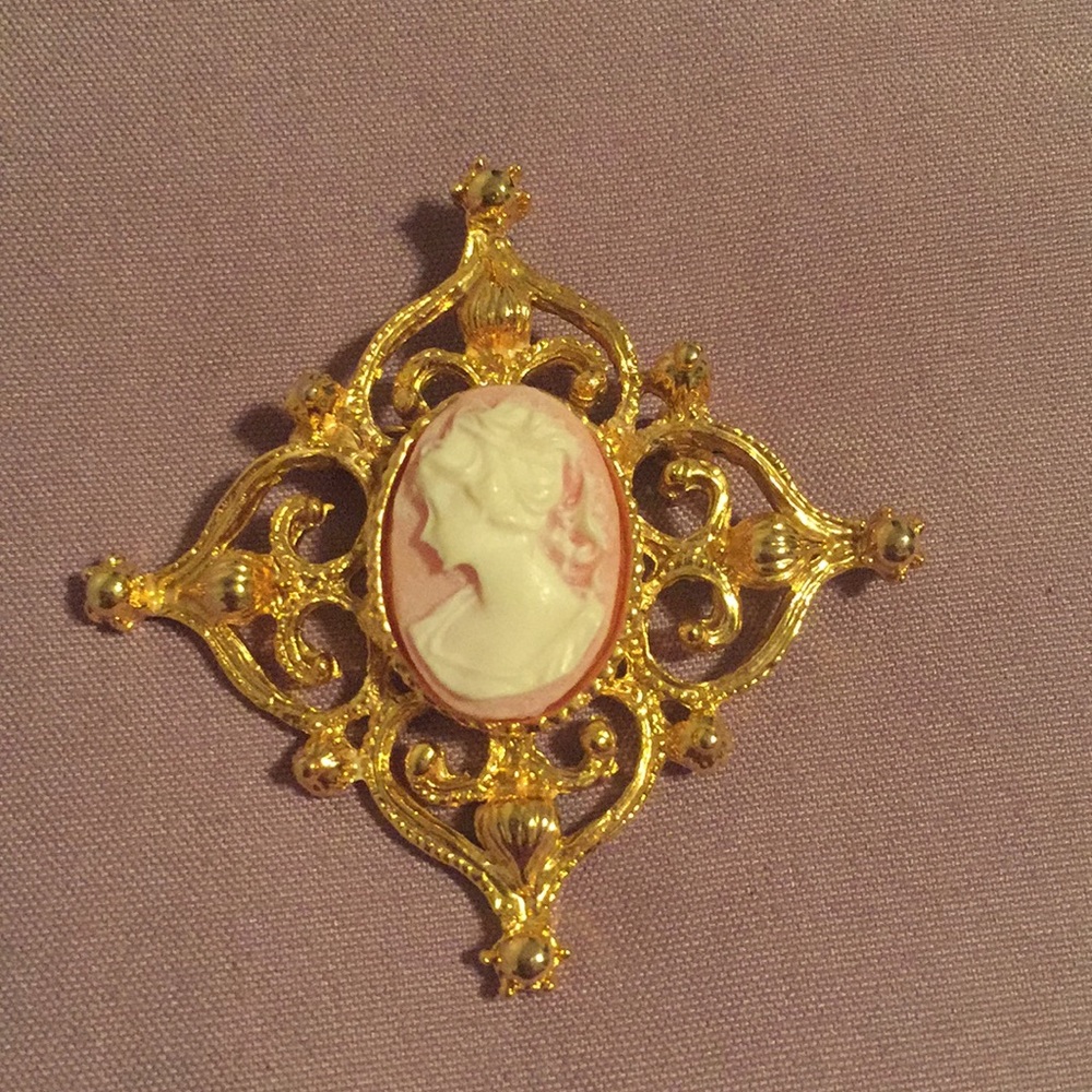 Cameo brooch